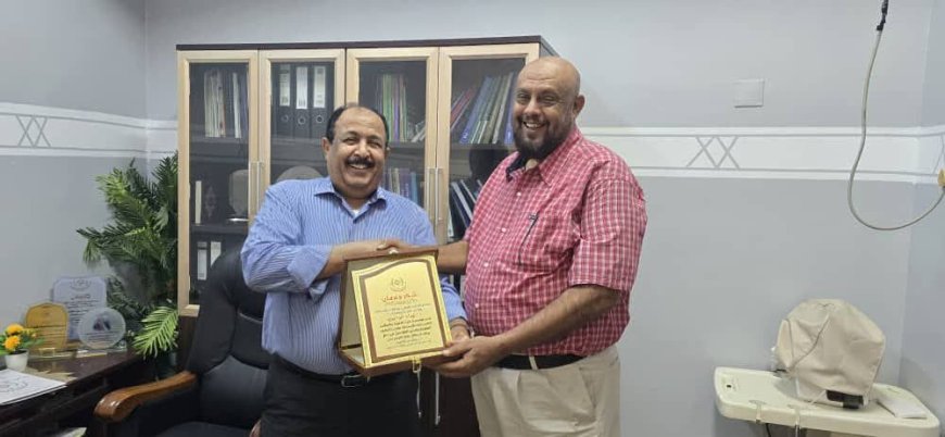 مركز الأورام السرطانية بمستشفى الصداقة بعدن يكرّم مؤسسة إثراء للتنمية والتمكين تقديرًا لدورها الإنساني