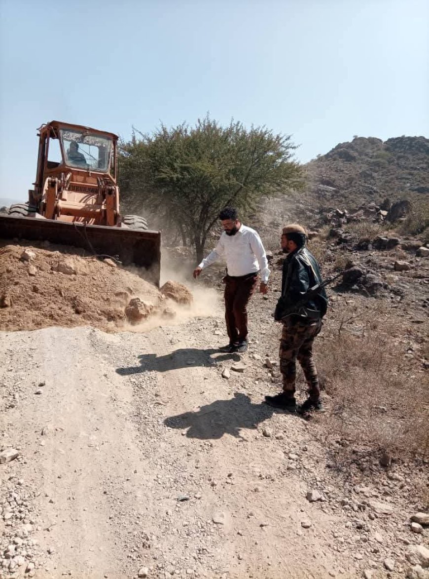 بدعم شخصي.. الوكيل جمال مانع يطلق مبادرة لردم وشق احدى الطرقات لتسهيل حركة المواطنين