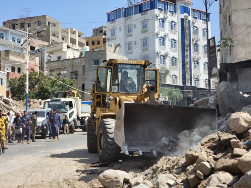تعز.. حملة لإزالة مخلفات البناء من الارصفة والاكشاك والصناديق المستحدثة في مديرية القاهرة