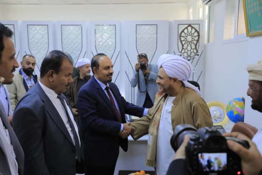 محافظ حضرموت يزور العلامة الحبيب عمر بن حفيظ ويُشيد بدوره الكبير في نشر الفكر الوسطي المعتدل