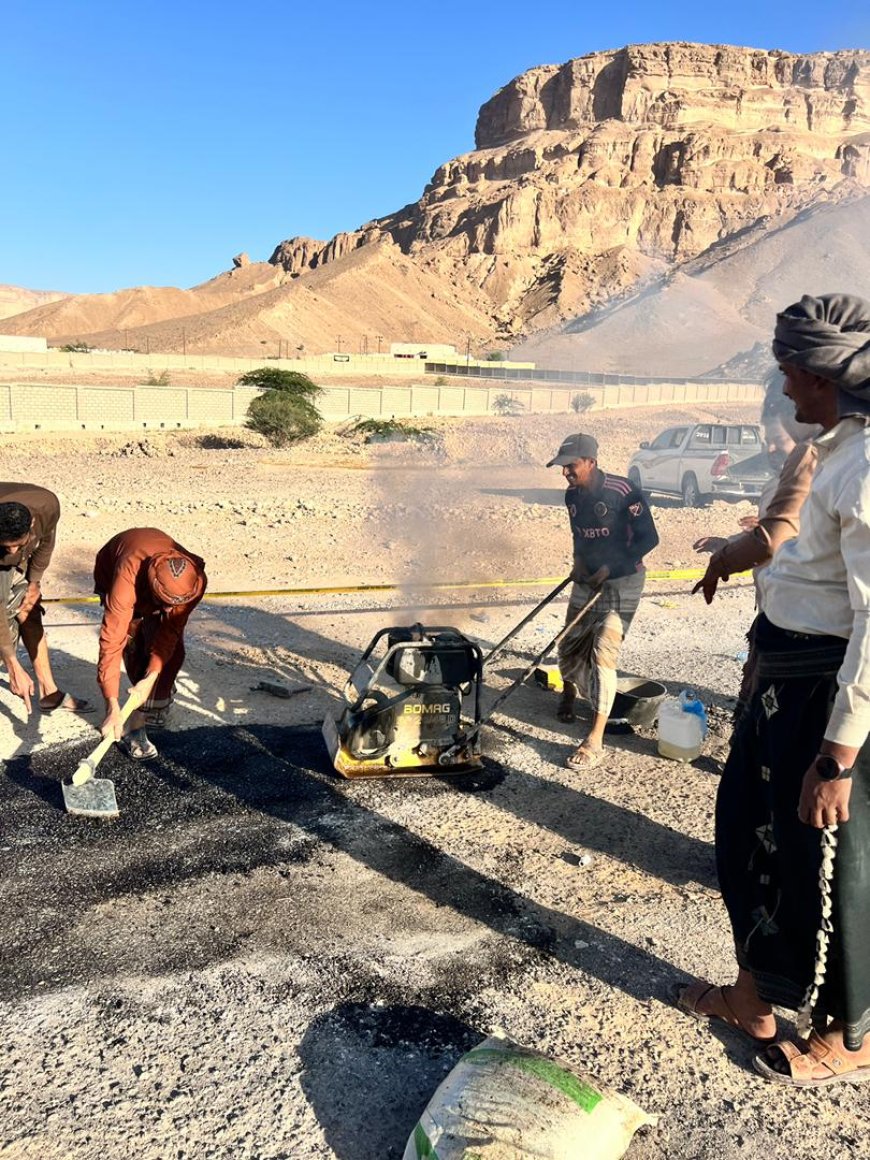 نادي شباب متطوعين بمديرية رخية ينفذ مبادرة ردم الحفريات في الخط العام