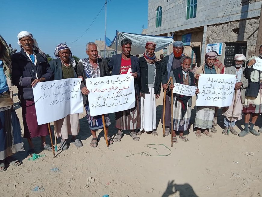 الأسر المحتاجة بمديرية مشرعة وحدنان تنفذ وقفة احتجاجية للتنديد باستثنائها من صرف المساعدات الغذائية.