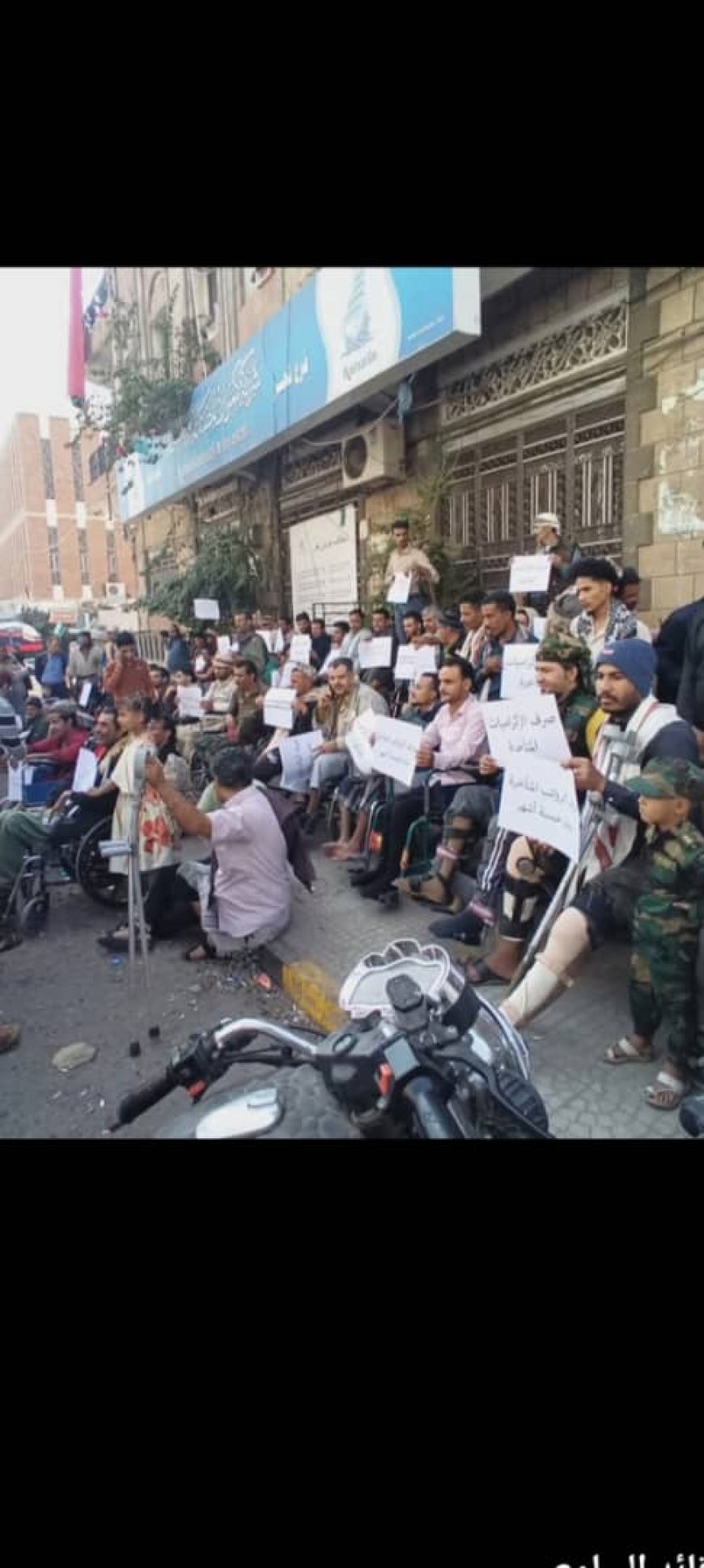 حرجى الجيش بمحافظة مأرب يواصلو اعتصامهم إلى اليوم السادس على التوالي أمام بوابة الرعاية الاجتماعية.