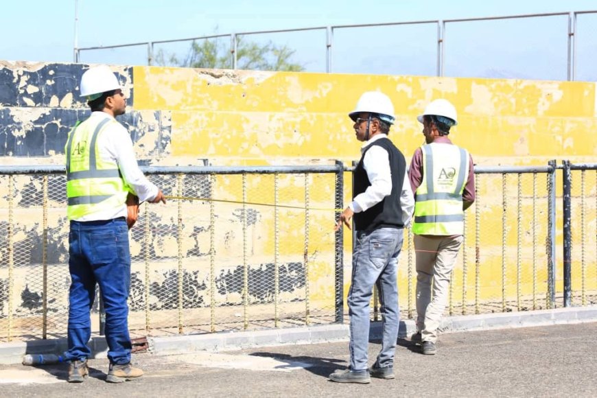 مدير مكتب الشباب والرياضة بتعز يطلع على سير مشروع تعشيب ملاعب نادي الصقر