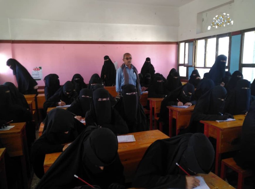 مكتب محو الأمية وتعليم الكبار بالضالع يدشّن امتحانات الفصل الأول للعام 2025/2026