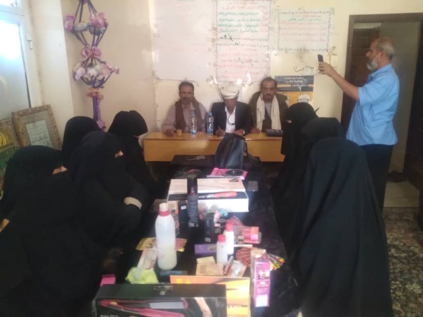 تدشين الدورة التدريبية للكوافير بمركز الأسر المنتجة بمديرية لودر