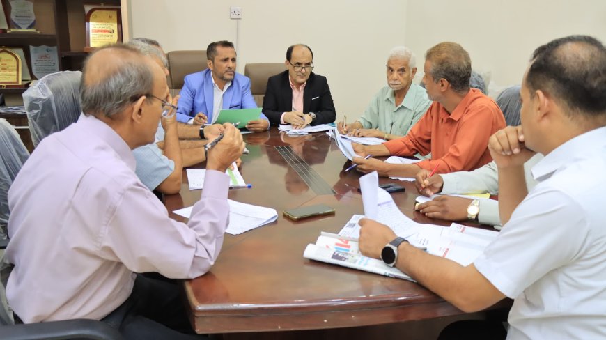 مدير عام دارسعد يتناقش مع لجنة متابعة المشاريع بالمحافظة مستوى إنجاز وتنفيذ البرنامج الاستثماري للعام 2025