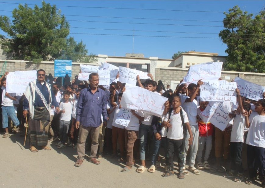 معلمو وطلاب مدارس منطقة الدرجاج ينظمون وقفة احتجاجية للمطالبة بصرف المرتبات المتأخرات