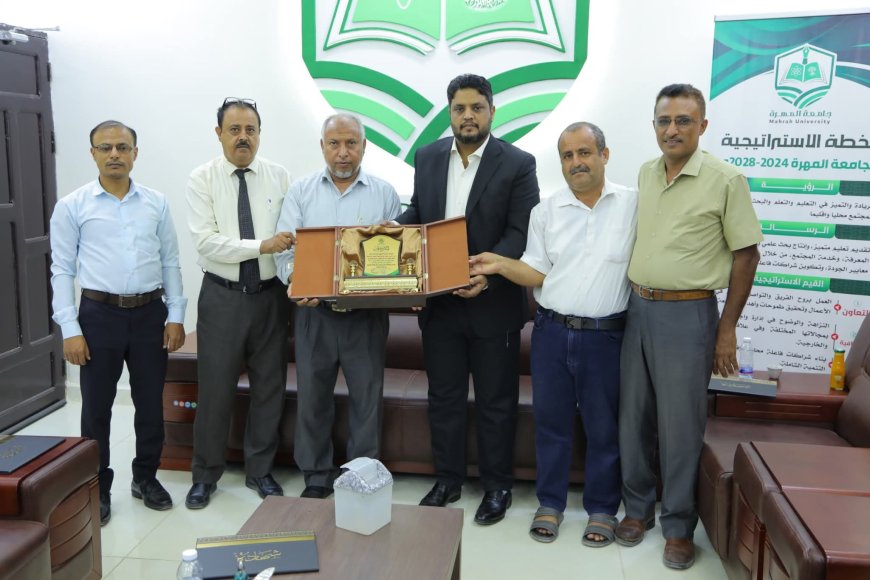 رئيس جامعة المهرة يلتقي هيئة تحرير مجلة الجامعة للعلوم الإنسانية