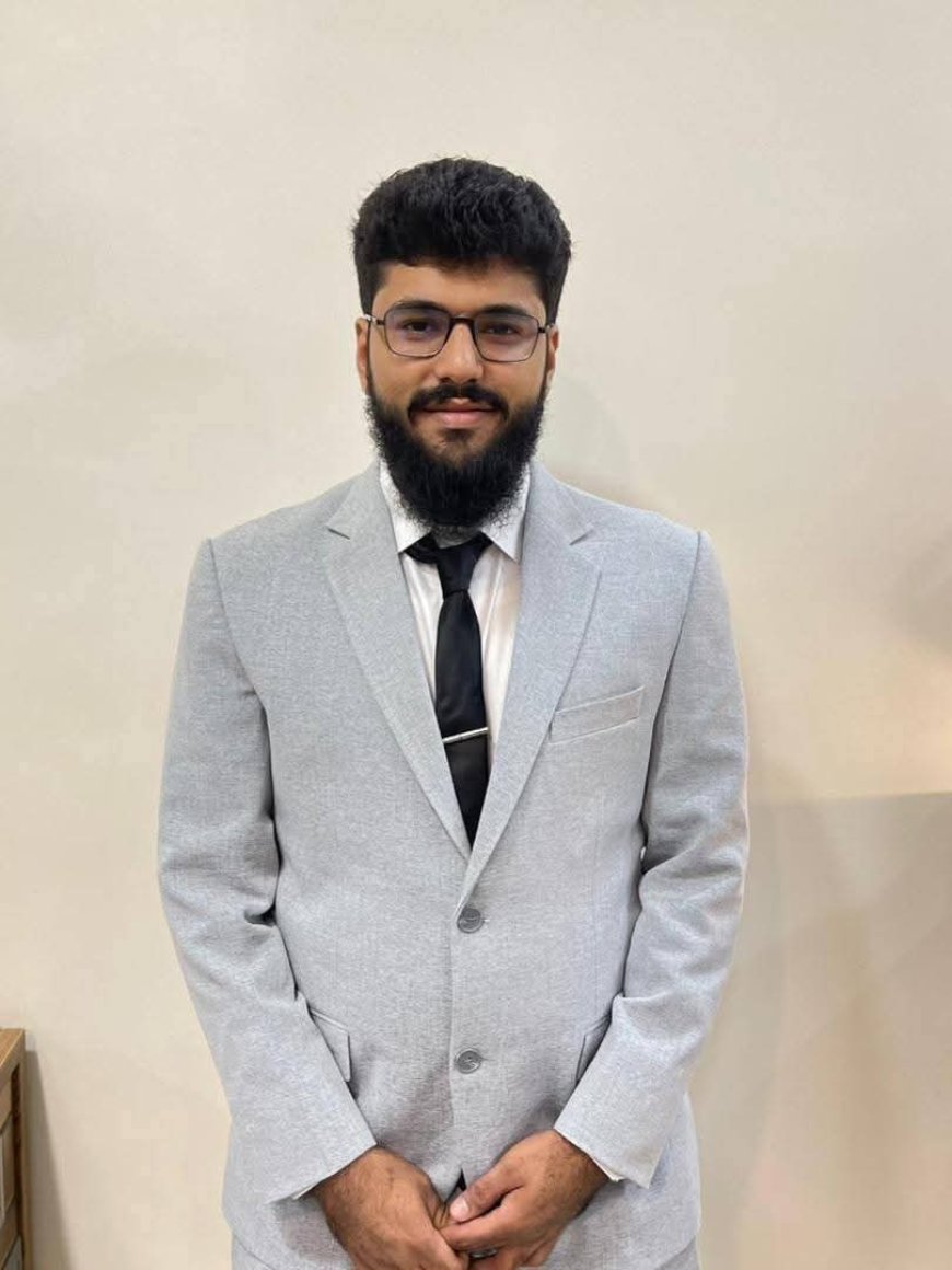 طلاب كلد يافع في عدن يهنئون الدكتور علي عارف المنصري بتخرجه من كلية طب الأسنان