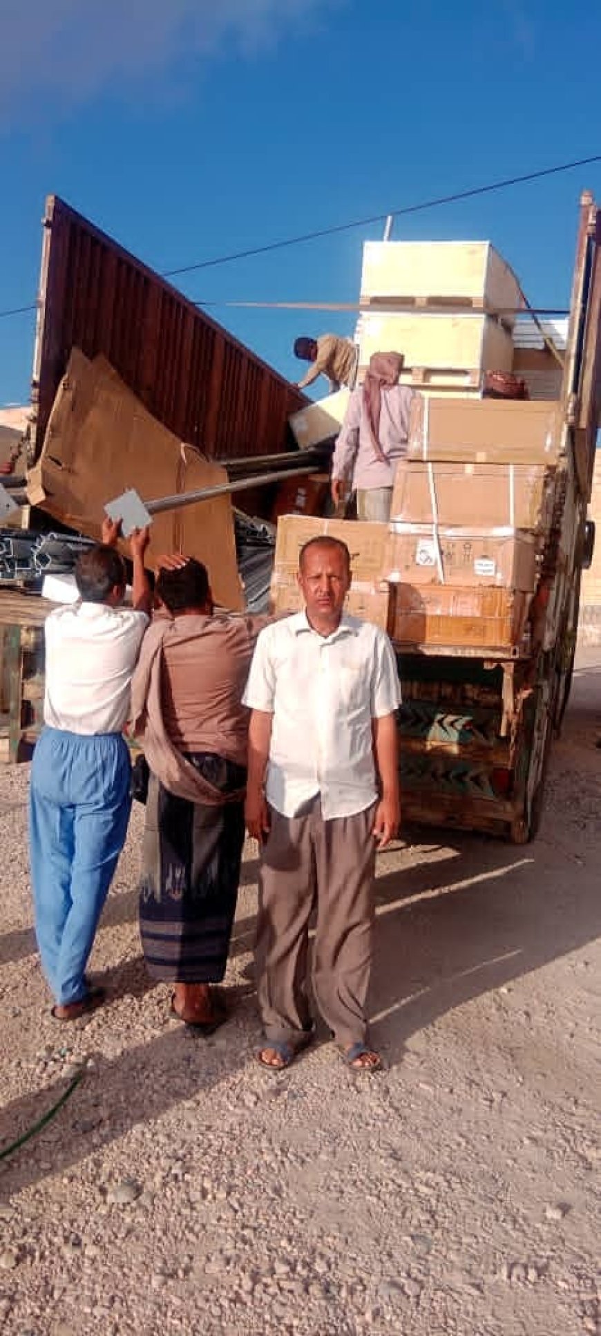 بدعم من البنك الدولي... وصول  منظومة طاقة شمسية لمستشفى الوضيع العام.