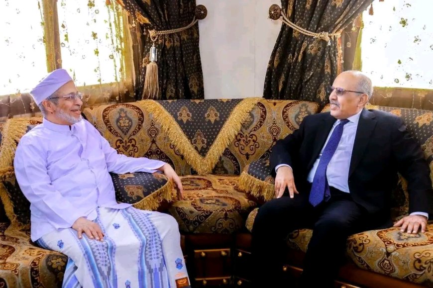 الكثيري يطّلع على أوضاع جامعة الأحقاف وتخصصاتها الأكاديمية