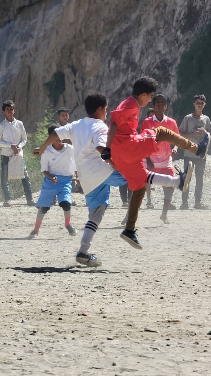 الشعلة يقتنص فوزاً ثميناً من الكرامة في افتتاح الدوري المدرسي بمنطقة حَُمَه بيافع سرار