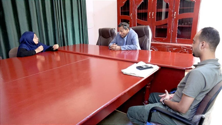 محافظ أبين يناقش مع مديرة الجهاز المركزي للإحصاء البيانات المتخصصة قي المسوحات الاقتصادية للعام 2025م