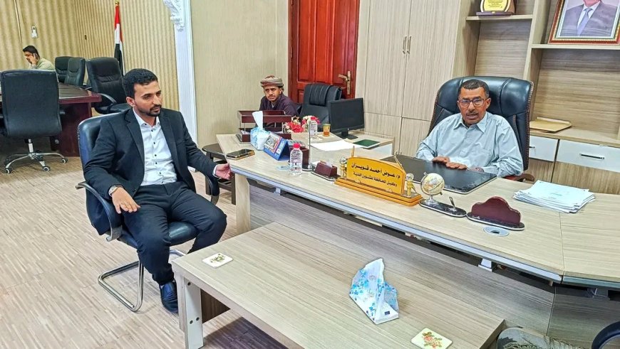 الوكيل الفني بمحافظة المهرة يلتقي مدير صندوق صيانة الطرق لبحث ملفات الطرق المتضررة