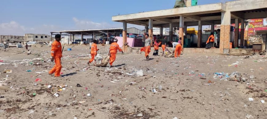 بتوجيهات محافظ أبين.. حملة بيئية لتنظيف شاطئ المجمع السمكي بشقرة