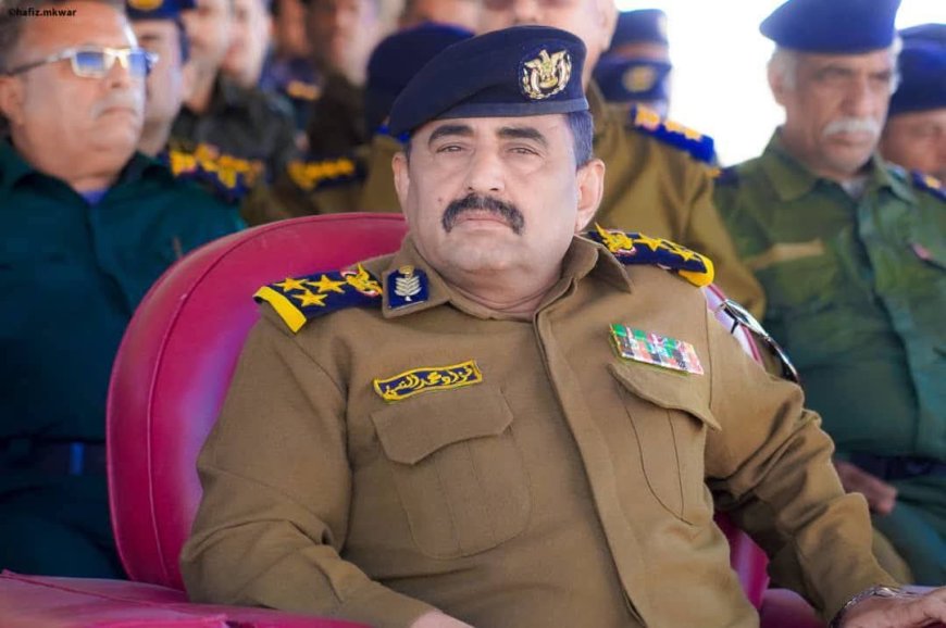 مدير عام شرطة شبوة يعزي العقيد محمد الفانوص بن رشيد في وفاه والدته