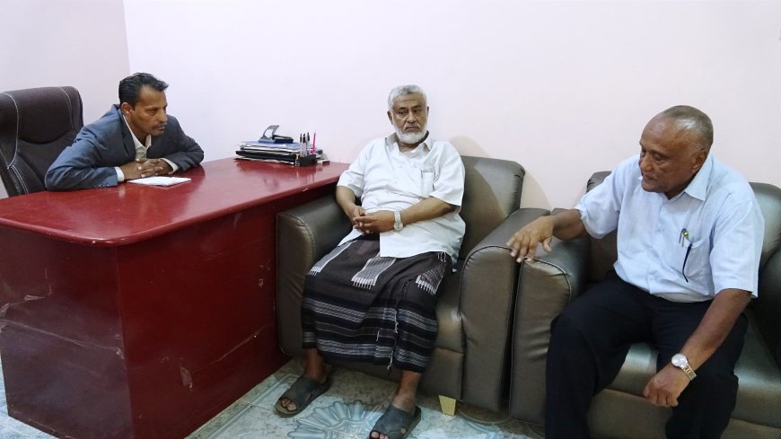 محافظ أبين يناقش مع مدير عام الشباب والرياضة امكانية تعشيب ملعب البيتي بمدينة جعار