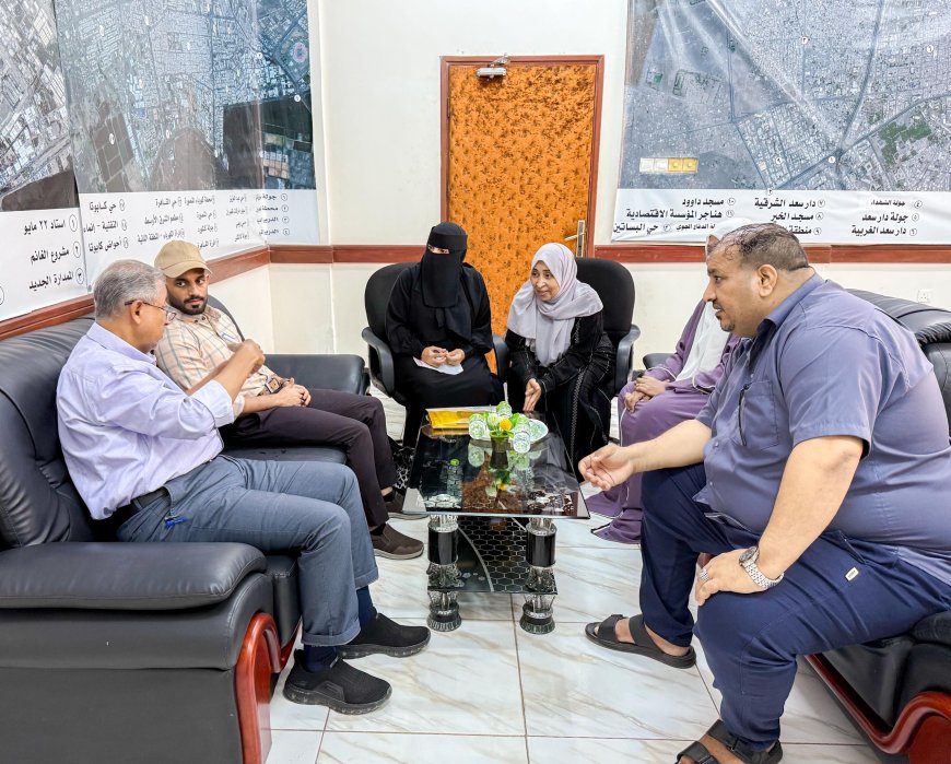 راشد وبن جرادي يناقشان آلية عمل صندوق النظافة في السوق الشعبي للنساء بصيرة