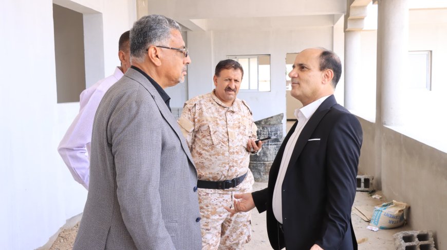 نائب محافظ العاصمة عدن وعبود ناجي يتفقدان سير العمل في مشروع بناء ثانوية سمير راوح بدارسعد