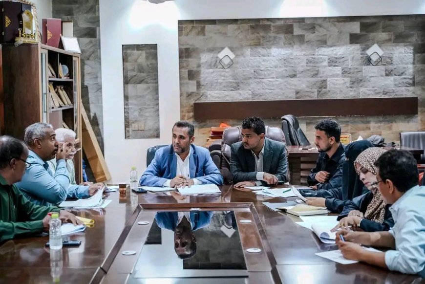 وكيل عدن يناقش سير تنفيذ مشاريع مديرية الشيخ عثمان ويؤكد أهمية تعزيز التنسيق لضمان نجاح خطط التنمية