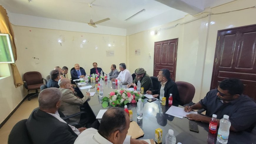 نائب الوزير سالم سلمان يبحث في محافظة الضالع تعزيز الاستثمار وتشديد الرقابة على الأسواق