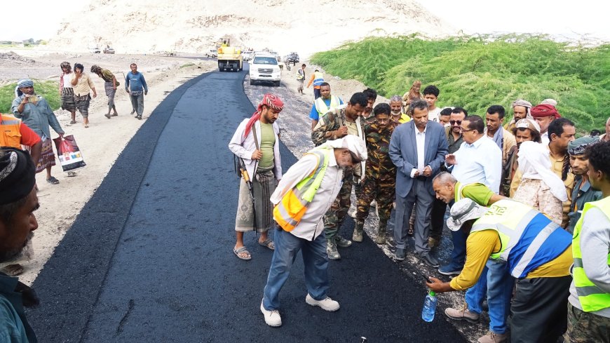 محافظ أبين يدشّن  أعمال سفلتة طريق الحصن سد حسان باستخدام أول خلاطة أسفلتية بمنظومة الفلر صديقة للبيئة.
