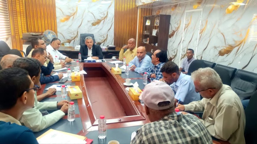 نائب محافظ عدن  يترأس اجتماعا لمناقشة معالجة مشاكل الصرف الصحي بمديرية خور مكسر