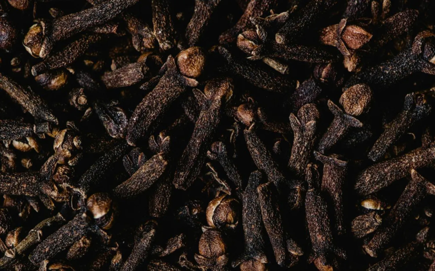 فاعلية مذهلة للقرنفل في تخفيف مشكلات البروستاتا