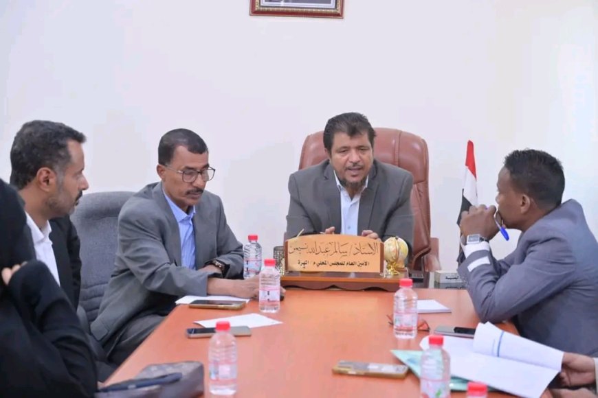 أمين محلي المهرة يناقش مع شركة توب بابو تنفيذ مشروع محطات تحلية مياه البحر بالطاقة البديلة
