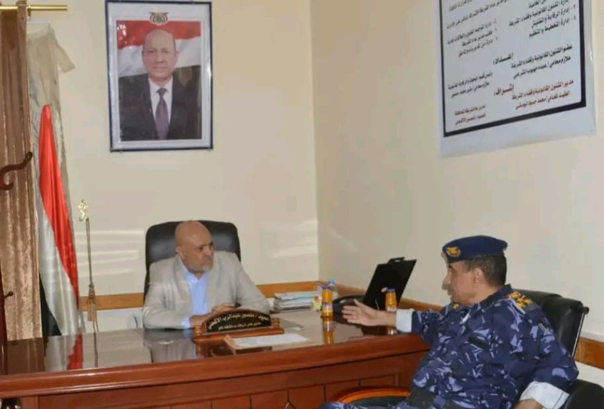 مدير عام شرطة تعز يطمئن على المحافظ شمسان عقب نجاته من محاولة اغتيال في هيجة العبد