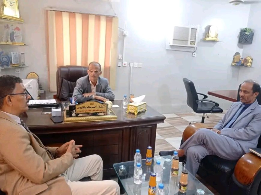 وكيل الوزارة ومدير عام الجمعيات يتفقدان سير العمل بمكتب الوزارة بساحل حضرموت