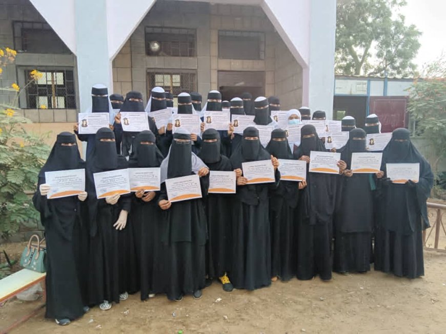 إدارة مجمع الفتح للبنات بخنفر تكرم المعلمات والطالبات المشرفات على المسابقات والأنشطة المدرسية بطابور الصباحي 