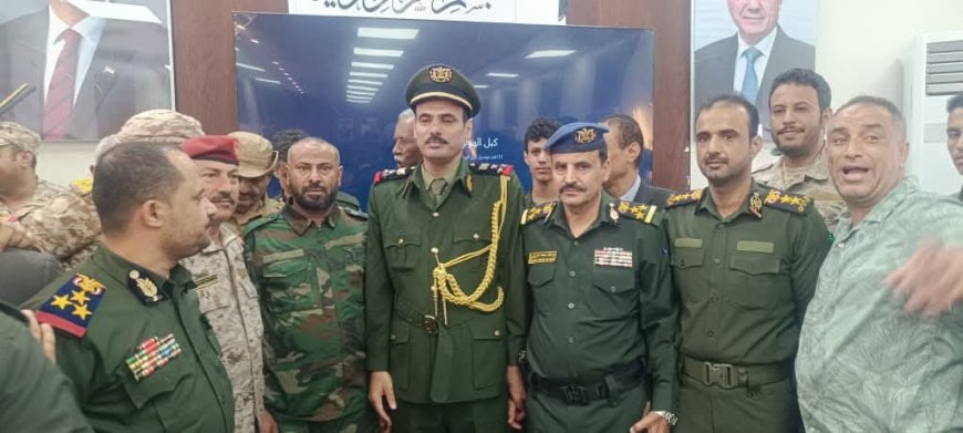 الرائد وضاح فارع يهنئ العميد محمد عبدربه المصعبي لنيله إجازة الزمالة من الأكاديمية العسكرية العليا