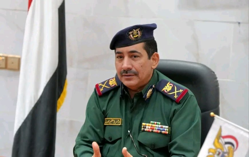 وزير الداخلية يجري اتصالاً بمحافظ تعز للاطمئنان على سلامته بعد المحاولة الإجرامية التي استهدفت موكبه