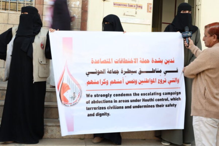 وقفة احتجاجية لرابطة أمهات المختطفين ضد أحكام الإعدام الحوثية الصادرة بحق 17 من المختطفين