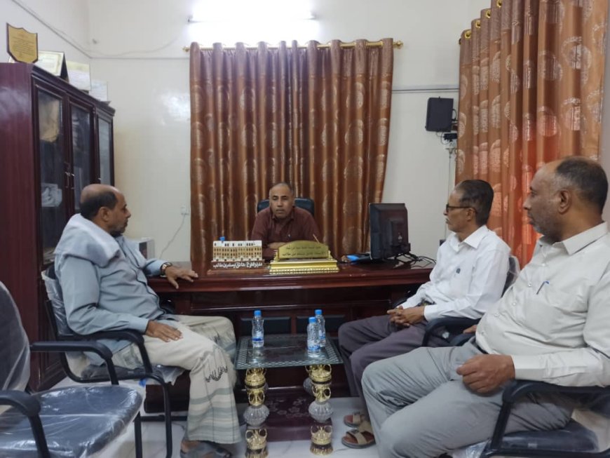 مدير عام مؤسسة المياه بوادي حضرموت يطّلع على احتياجات فرع شبام من مشاريع الطاقة والآبار