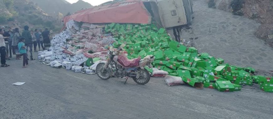 لحج.. انقلاب شاحنة في المقاطرة وإصابة السائق إصابة طفيفة