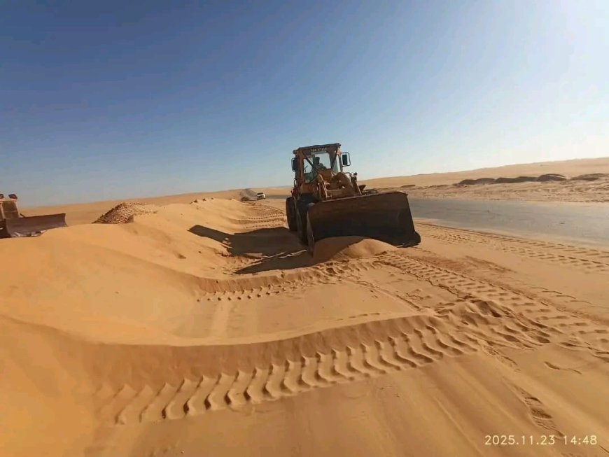باشراف وزير الأشغال ومتابعة محافظ شبوة… تنفيذ أعمال إزاحة الرمال في طريق عتق – بيحان