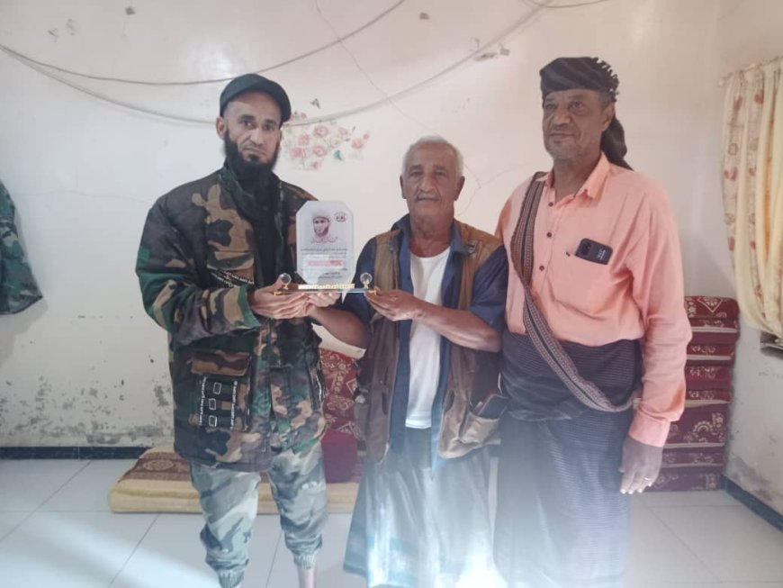 إدارة نادي خنفر تكرم عضو مجلس الشرف الاعلى للنادي قائد جهاز مكافحة الارهاب العميد"عبدالرحمن الشنيني" بدرع النادي