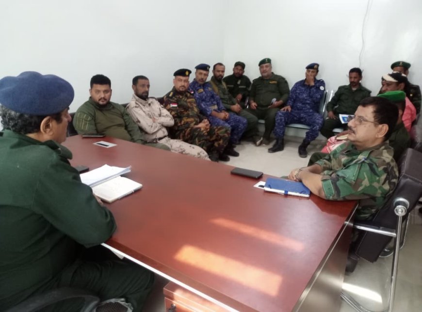 نائب مدير أمن لحج يعقد اجتماعًا موسعًا لحماية الممتلكات العامة ومنع جرائم السرقة