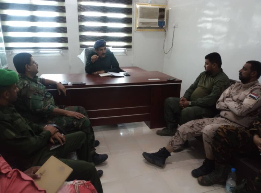 نائب مدير أمن لحج يجتمع بقيادات الشرط لتعزيز الخطة الأمنية والاستقرار في المحافظة