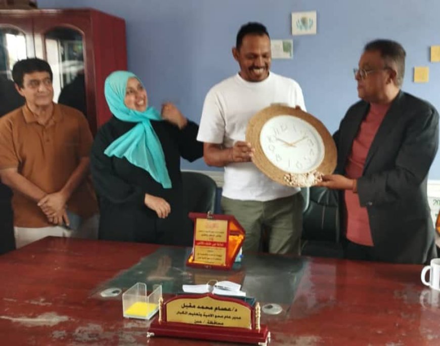 الدكتور عصام المقبلي يكرم أسامة باقاضي ممثل منظمة بيور-هاندز" الأيادي النقية" في عدن