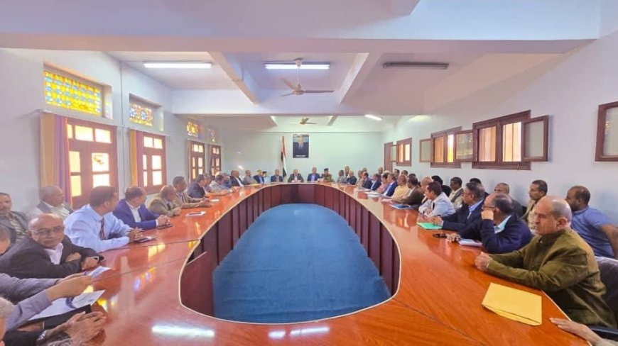 المكتب التنفيذي بتعز يستنكر استهداف محافظ المحافظة ويناقش تقارير خدمية