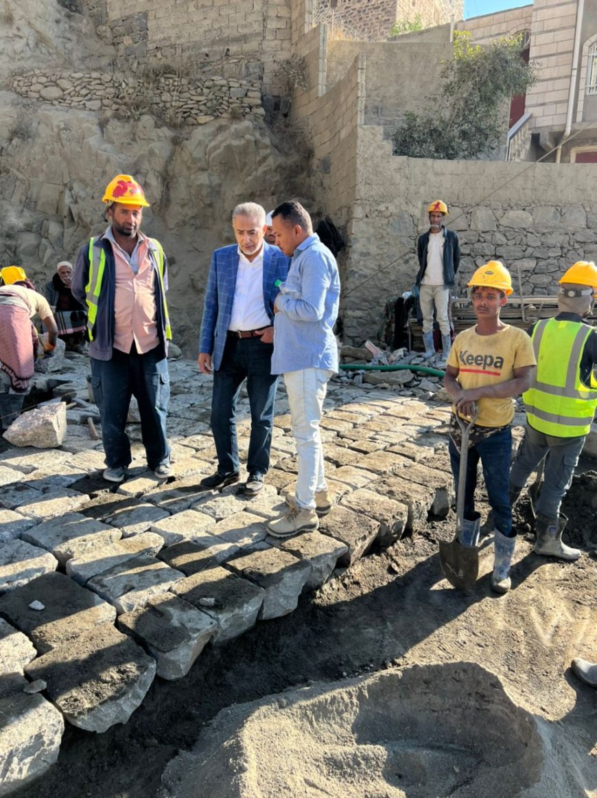 رئيس مجلس إدارة إقليم اليمن يتفقد أعمال صيانة طريق الأعروق – حيفان