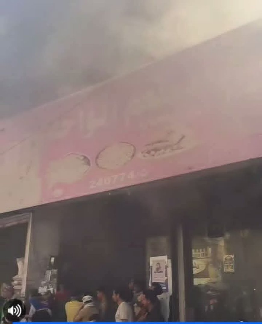 تعز.إندلاع حريق هائل يلتهم مطعم الواحة بسوق المركزي ويخلف دمارً.  موسى المليكي.