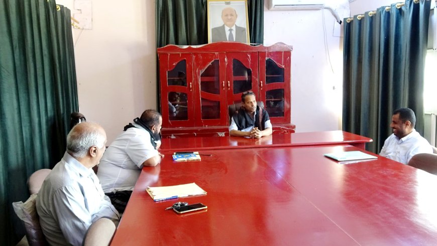 محافظ أبين يرأس اجتماعًا موسعًا لتعزيز الأداء الإداري ودفع عجلة التنمية في القطاعات الخدمية والإيرادية والاستثمارية