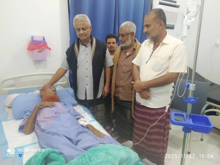 مدير عام الملاح يزور الشيخ محسن العرابي للاطمئنان على صحته بعد عملية جراحية ناجحة