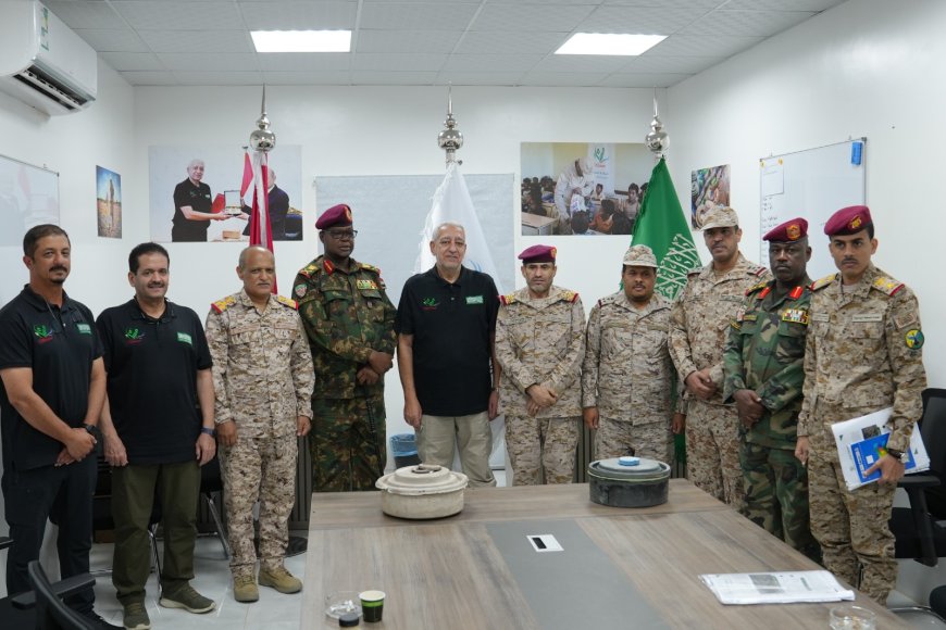 وفد عسكري رفيع يزور مقر مشروع «مسام» في ميدي ويشيد بجهوده الإنسانية في نزع الألغام