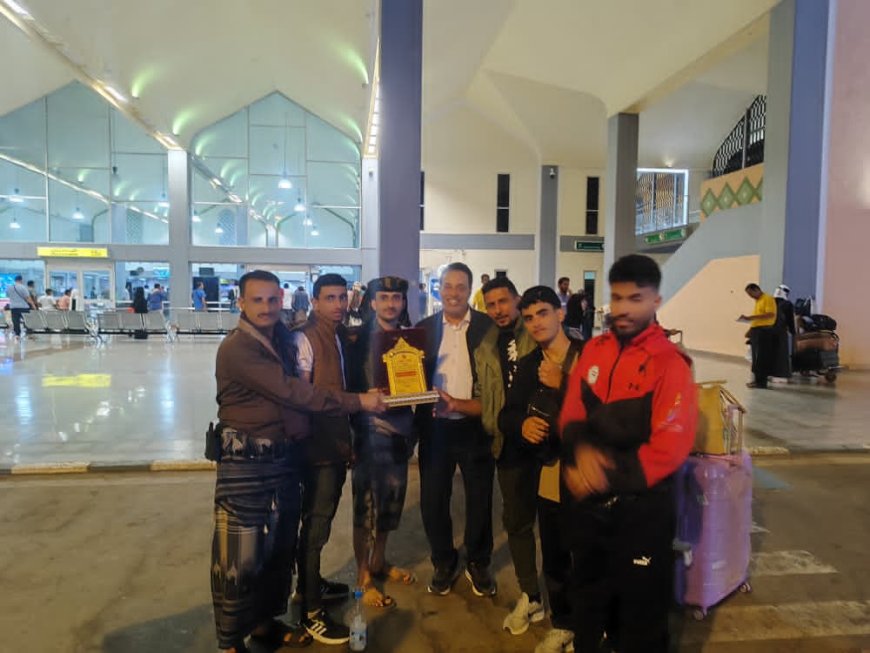 رئيس نادي شباب المسيمير محمود عادل الحوشبي يكرّم البطل يونس حسين ناصر بدرع النادي